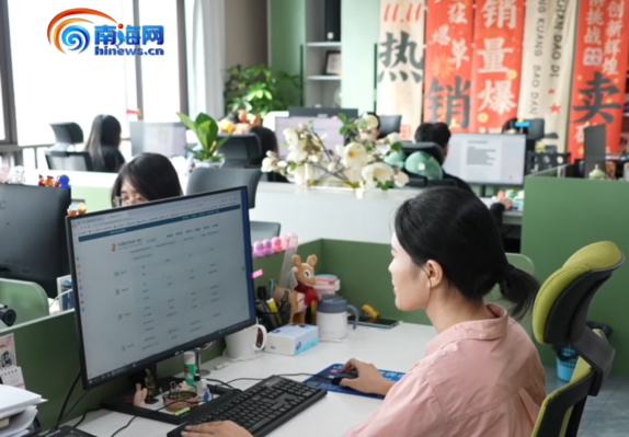 Los medios provinciales entrevistaron a I Dingfang sobre sus raíces y crecimiento en Hainan